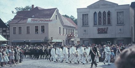 © Museum Bünde - Schützenumzug vor dem BÜLI